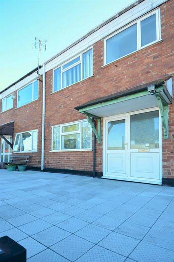 3 Bedroom Flat To Rent In Bearwood Road, Smethwick, West Midlands, B66