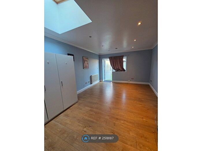 Studio To Rent In Highbury Gardens, Ilford, IG3