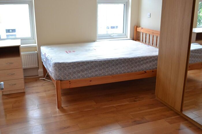 3 Bedroom Maisonette To Rent In Cato Road, Clapham, London, SW4