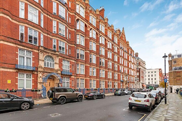 3 Bedroom Flat To Rent In Bickenhall Street, Marylebone, London, W1U