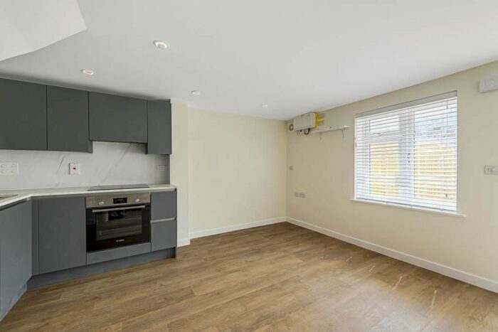 1 Bedroom Terraced House To Rent In Newbury, Berkshire, RG14