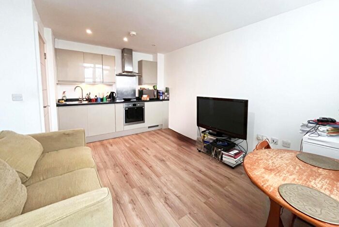 1 Bedroom Flat To Rent In East Street, Epsom, KT17