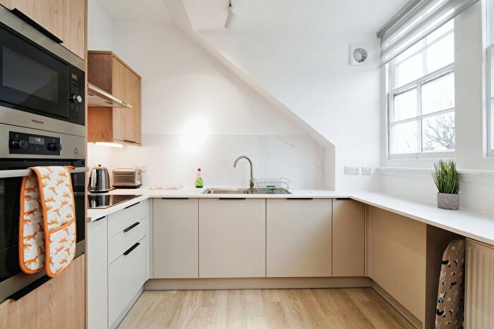 3 Bedroom Flat To Rent In Sackville Gardens, Hove, BN3
