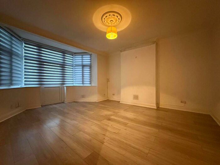 3 Bedroom Flat To Rent In Seven Sisters Road, London, N4