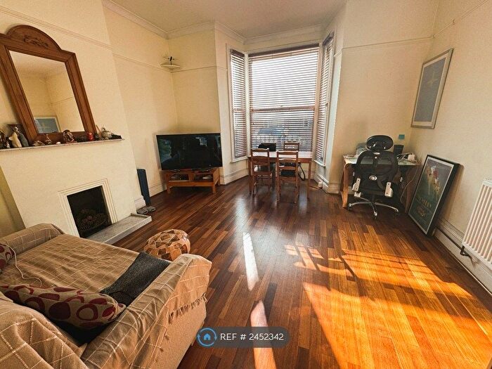 1 Bedroom Flat To Rent In Shepherd's Bush, London, W12