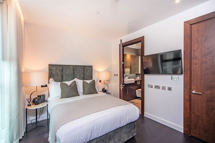 2 Bedroom Flat To Rent In Thornes House, Charles Clowes Walk, London, SW11