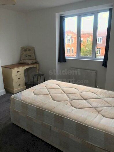 6 Bedroom Flat To Rent In Stoneleigh Broadway, KT17