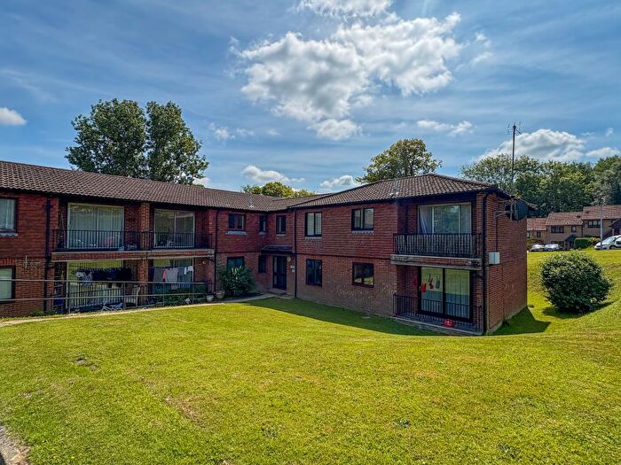 2 Bedroom Flat To Rent In Fernbank, Crowborough, TN6