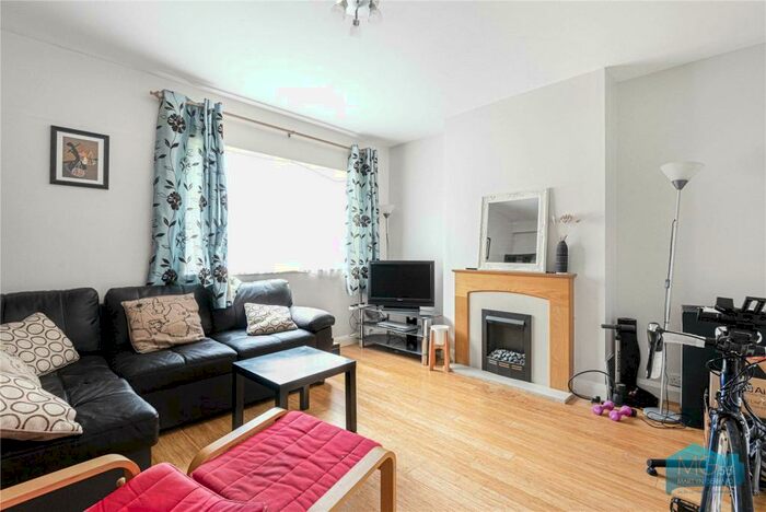 3 Bedroom Maisonette To Rent In St. Pancras Court, High Road, London, N2