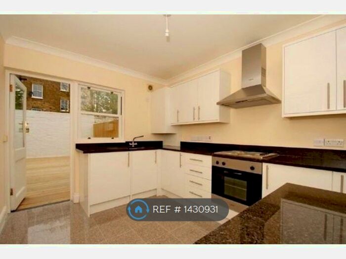 3 Bedroom Semi-Detached House To Rent In Wickham Mews, London, SE4