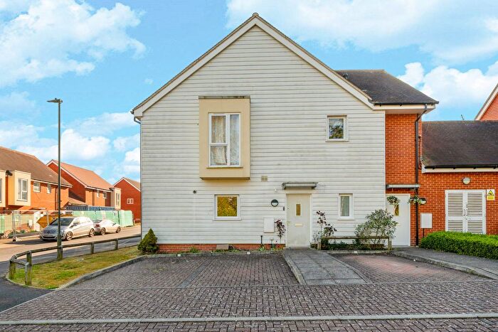 1 Bedroom Flat For Sale In Strawberry Fields, Row Town, KT15