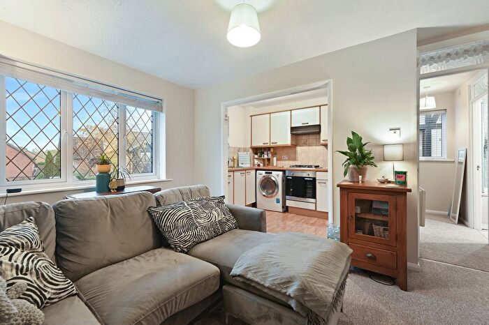 1 Bedroom Flat To Rent In Drayhorse Drive, Bagshot, GU19