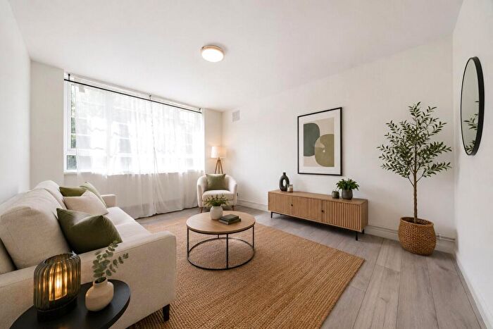 2 Bedroom Apartment For Sale In Lordship Lane, London, SE22