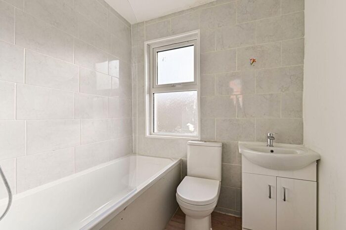 1 Bedroom Flat To Rent In Dalebury Road, Tooting Bec, London, SW17
