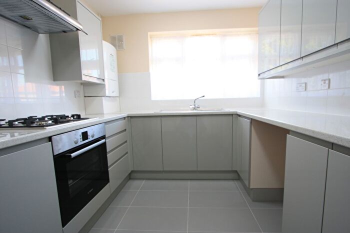 3 Bedroom Flat To Rent In Hopton Road, London, SW16