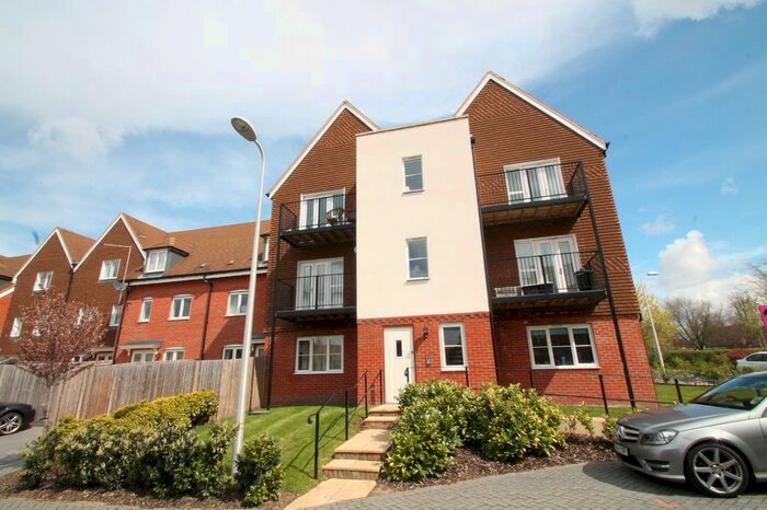 2 Bedroom Flat To Rent In Outfield Crescent, Wokingham, Berkshire RG40