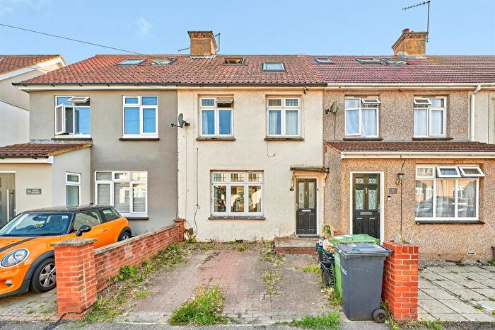 3 Bedroom Terraced House For Sale In River Avenue, Hoddesdon, EN11