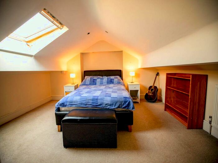 3 Bedroom Flat To Rent In Landor Road, London, SW9