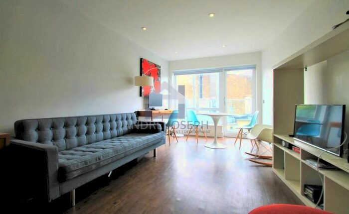 3 Bedroom Flat To Rent In Gauden Road, Clapham North, London, SW4