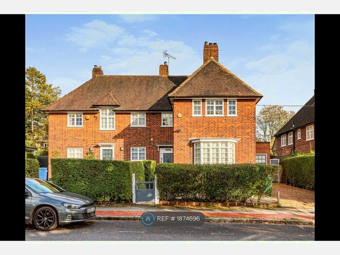 4 Bedroom Semi-Detached House To Rent In Deansway, London, N2
