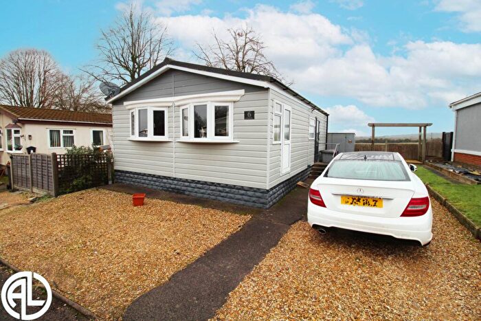 2 Bedroom Mobile Home For Sale In Hillside Park, Baldock, SG7