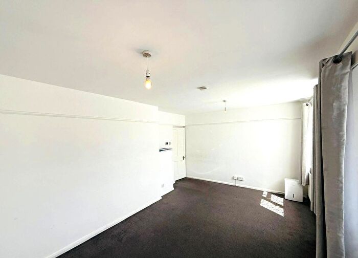 3 Bedroom Flat To Rent In Guru Nanak Road, Southall, UB2