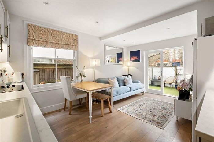2 Bedroom Flat For Sale In Daphne Street, London, SW18