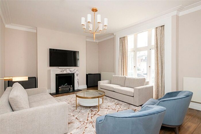3 Bedroom Flat To Rent In Dunraven Street, Mayfair, London, W1K