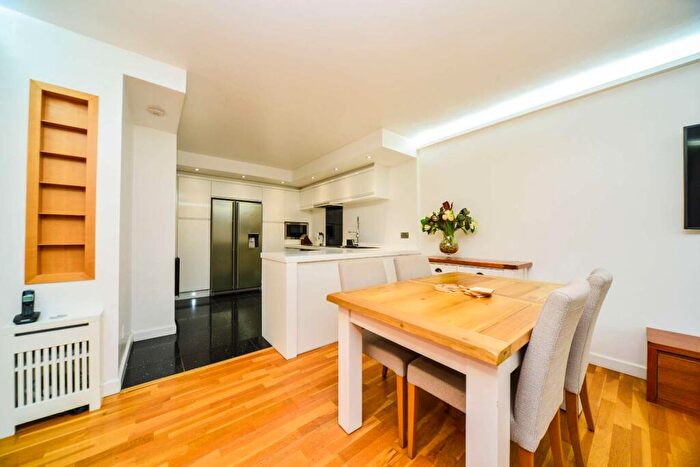 2 Bedroom Flat To Rent In Anchorage Point, Docklands, London, E14