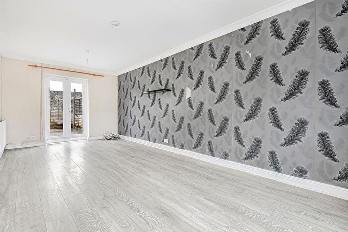 2 Bedroom End Of Terrace House For Sale In Long Furlong Drive, Slough, SL2