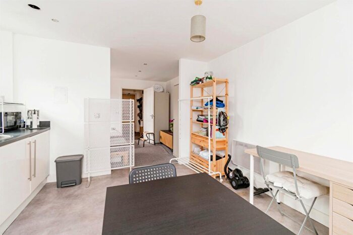 1 Bedroom Flat For Sale In Lower Canal Walk, Southampton, SO14