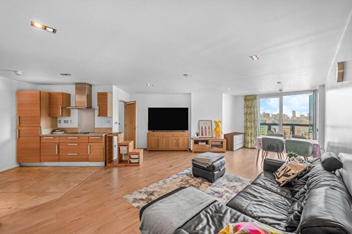 2 Bedroom Flat For Sale In City Tower, Limeharbour, E14