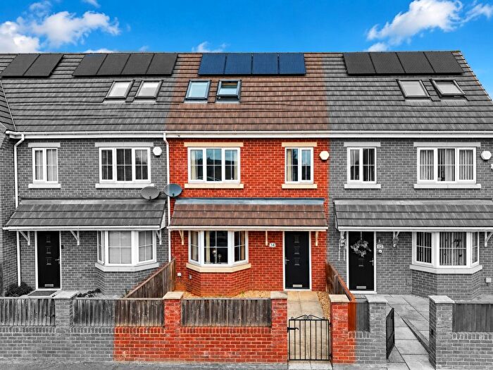 3 Bedroom Town House For Sale In Kirkby Avenue, Doncaster, DN5