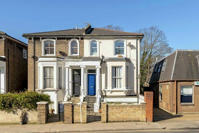 2 Bedroom Flat To Rent In Askew Road, London, W12
