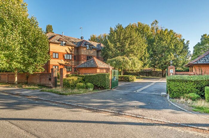2 Bedroom Flat For Sale In Derek Road, Maidenhead, Berkshire, SL6