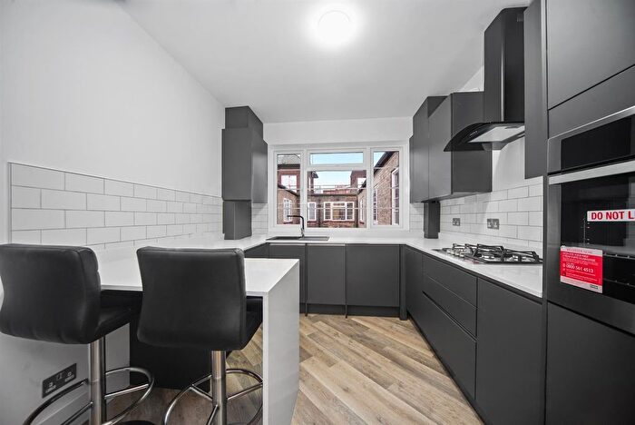 4 Bedroom Flat To Rent In Willesden Lane, London, NW6