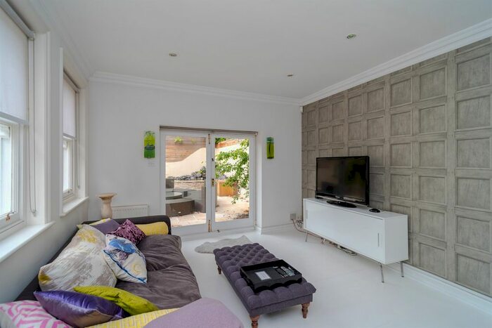 2 Bedroom Detached House To Rent In Stoneleigh Place, London, W11