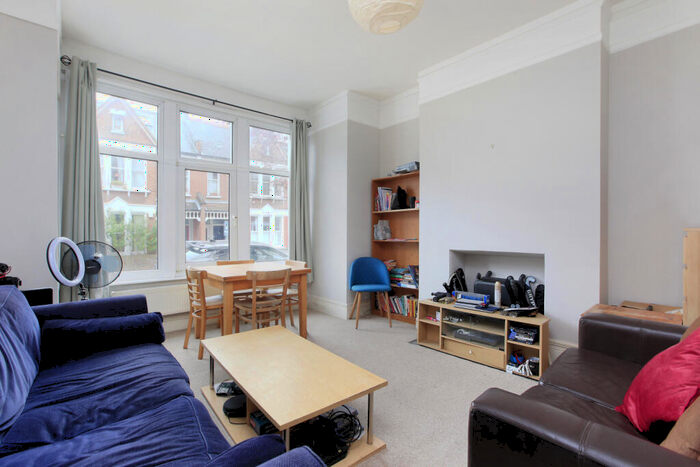 2 Bedroom Flat To Rent In Lynn Road, Clapham South, London, SW12