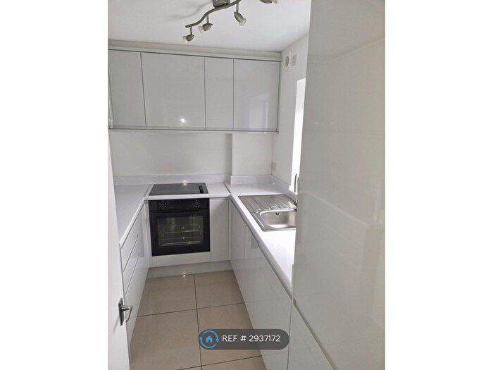 2 Bedroom Flat To Rent In Northover Close, Bristol, BS9
