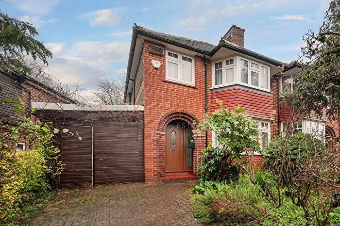 3 Bedroom Semi Detached House For Sale In Glenwood Road, Mill Hill, NW7