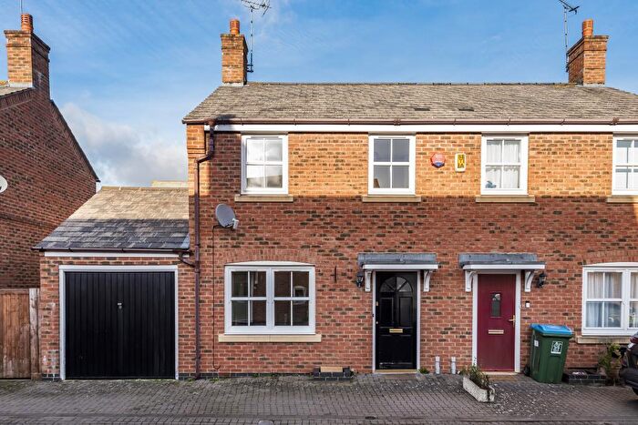 3 Bedroom Semi-Detached House To Rent In Fairford Leys, Aylesbury, HP19
