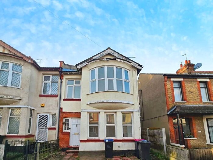 3 Bedroom End Terrace House For Sale In Hainault Avenue, Westcliff-On-Sea, SS0