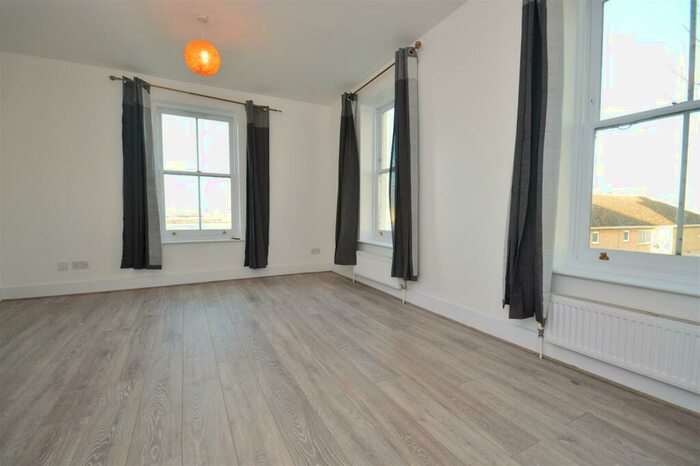 2 Bedroom Flat To Rent In Lansdowne Square, Northfleet, Gravesend, DA11