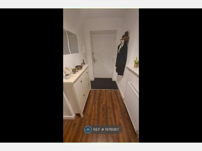 2 Bedroom Flat To Rent In Clay Vale, Horsham, RH12