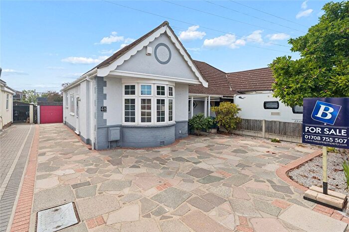 2 Bedroom Bungalow For Sale In Heather Gardens, Romford, RM1