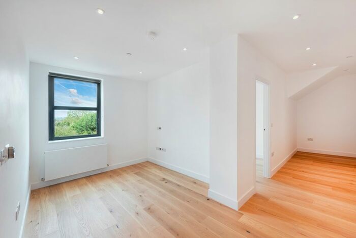 2 Bedroom Flat To Rent In Chertsey Bridge Road, London, KT16