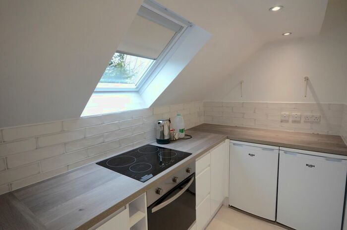 Studio To Rent In Old Fives Court, Burnham, Slough, SL1