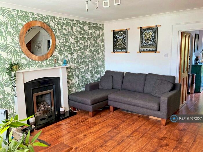 3 Bedroom Semi-Detached House To Rent In Pendlecroft Avenue, Swinton, Manchester, M27