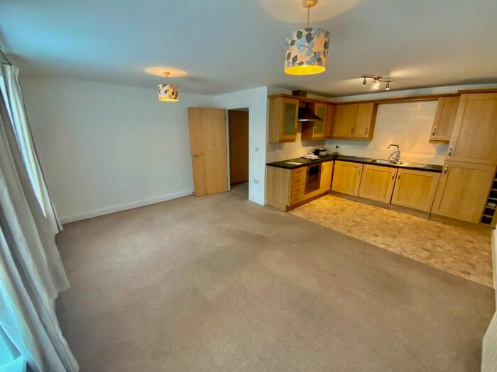 2 Bedroom Flat To Rent In Dragonfly Close, Kingswood, Bristol, BS15
