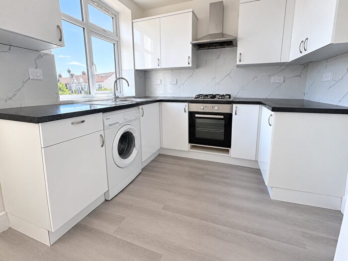 5 Bedroom Flat To Rent In Sunnymede Drive, Ilford, Essex, IG6
